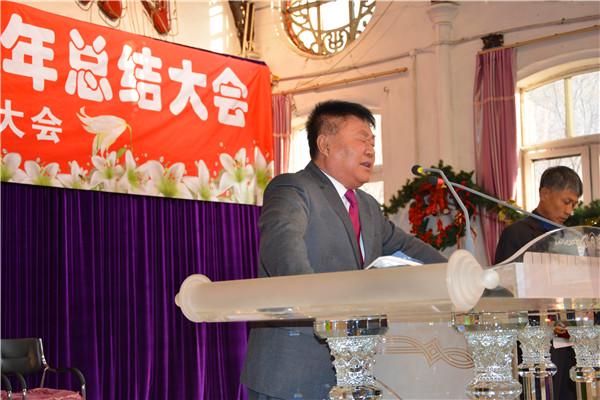 沈阳市两会秘书长万永宝长老代祷（图：沈阳基督教两会网站）