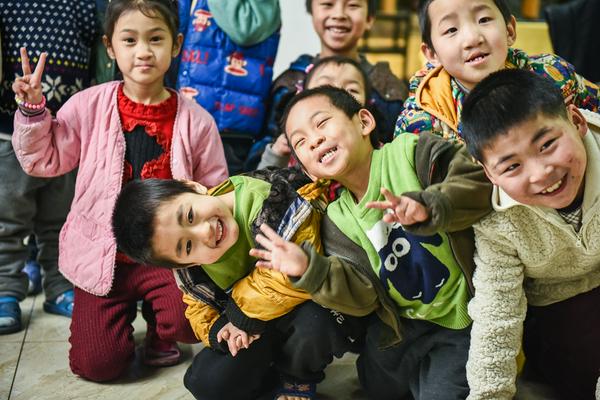 面对镜头，孩子们高兴地摆着各种姿势（图：福音时报/慕溪）