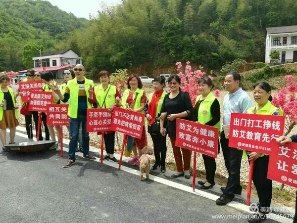 在景区的路上进行宣传~