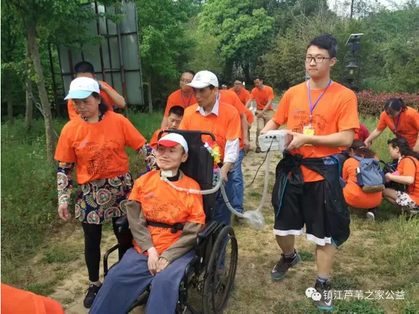 一名患病小伙去参加爱德家庭修养营