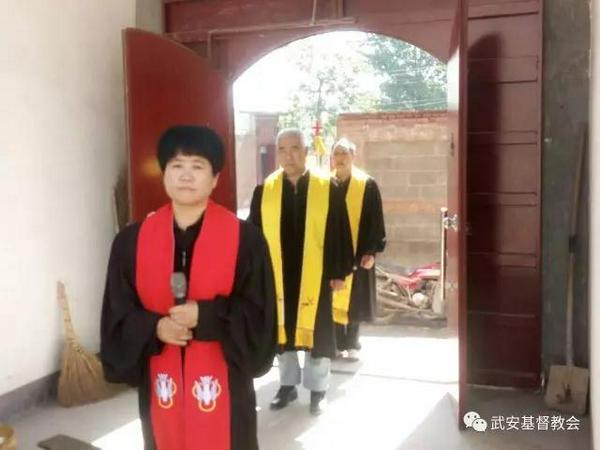 李秀丽牧师带队进入新圣堂