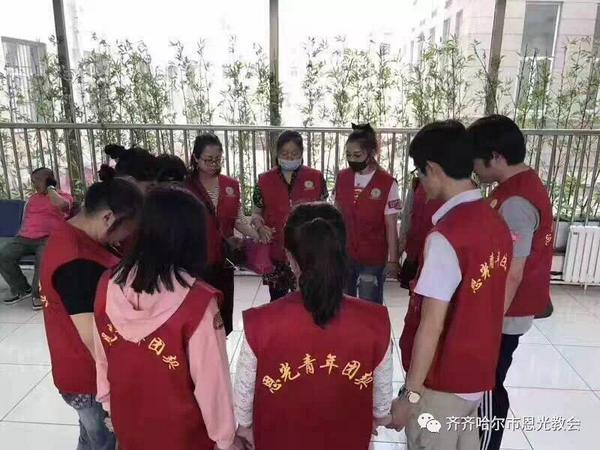 恩光教会青年团契举办“光明之子” 爱心义卖