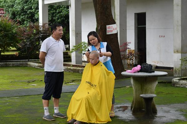 冷水滩教会义工服务队冒雨探访易家桥养老院