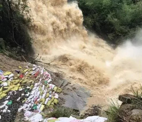 江西九江市武宁县罗溪镇爆发山洪