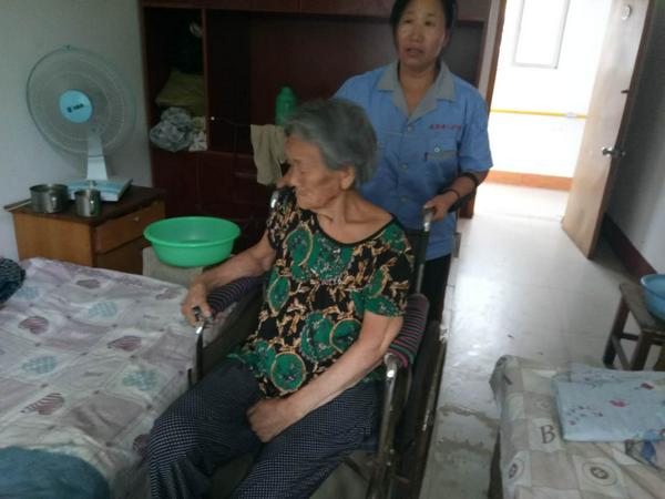 护理员正打算推老人出去