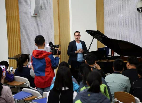 加拿大著名音乐人汤姆斯•莱斯里走访黑龙江神学院