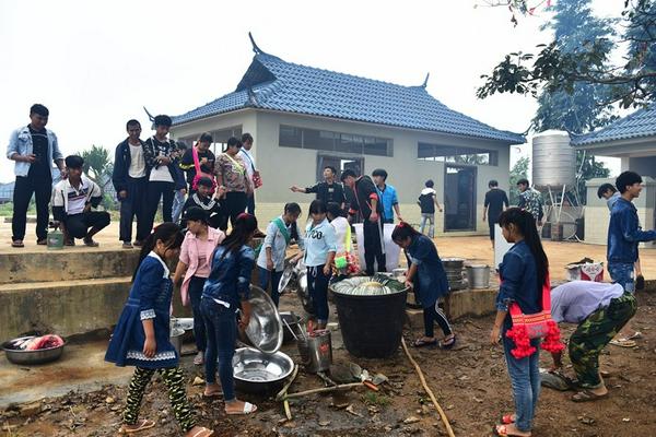 培训中心的学生们在择菜、洗菜