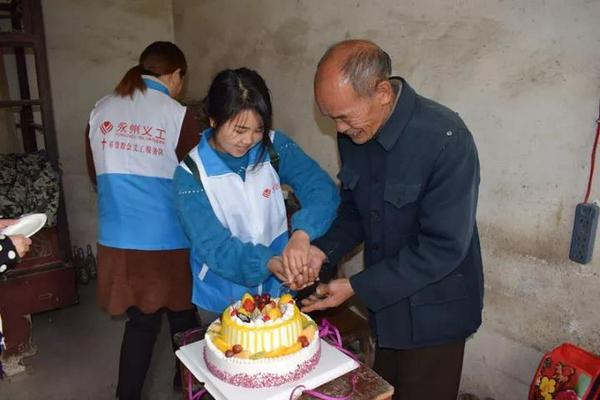 湖南冷水滩基督教会看望楚江圩空巢老人