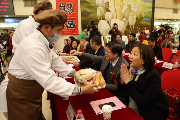 昆山爱心学校的学生们带来了他们亲手制作的爱心面包