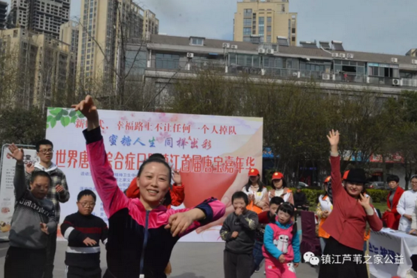 带领“唐宝”学习舞蹈