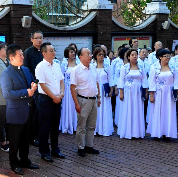 领导、牧师在升旗仪式现场