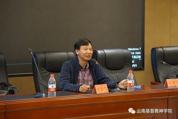 神学院院长罗德顺牧师在开班仪式上勉励