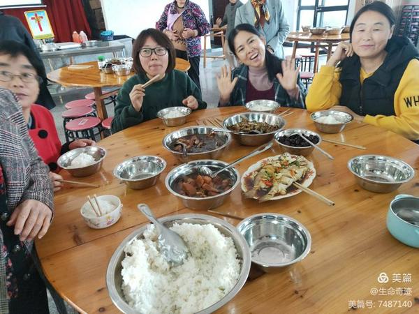 义工们欢喜领受中餐场景