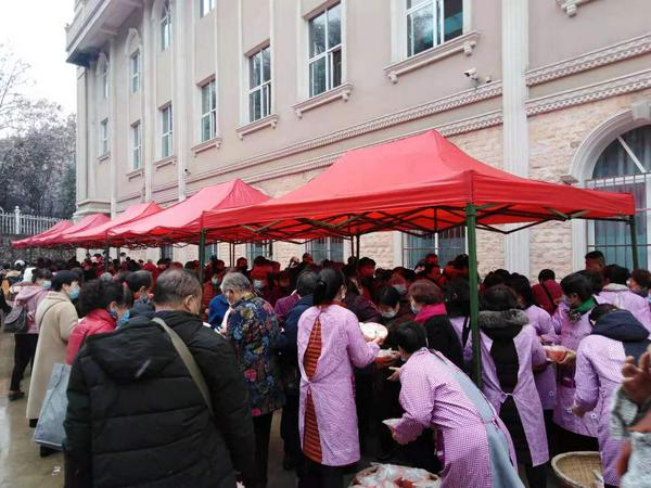 大家在领餐用餐