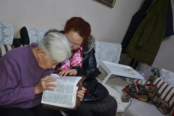 邵庆荣姊妹在读圣经