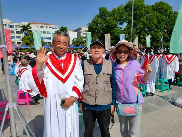 原市两会主席陈金标牧师（中）也来助兴