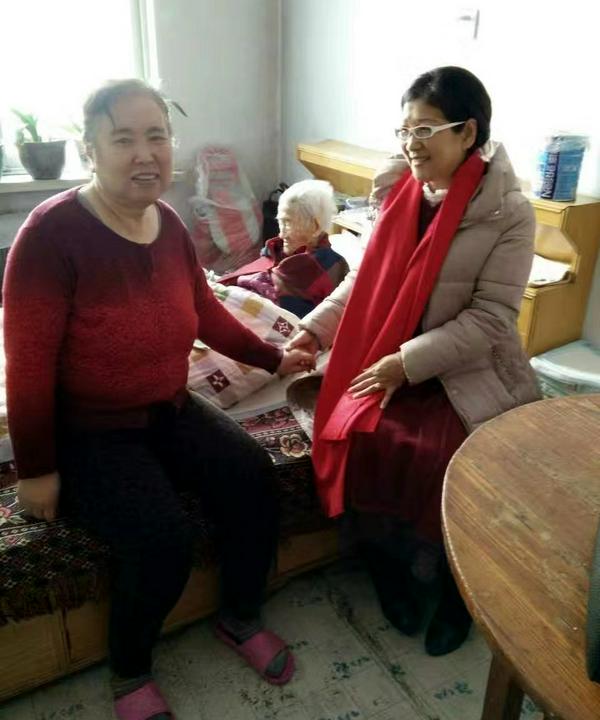 探访104岁的老姊妹（床上的白发者）