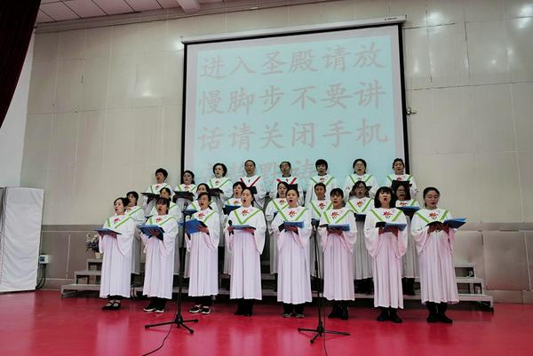 复活节礼拜中，教会诗班献唱