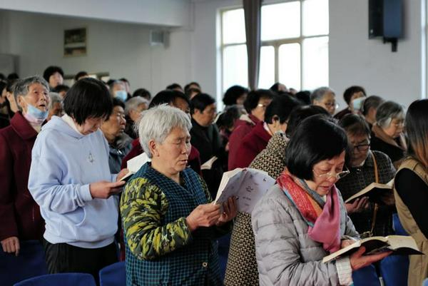 复活节礼拜中，会众在共同读经