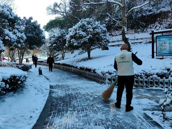 扫雪中