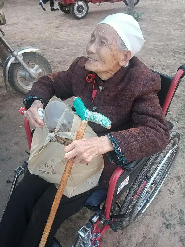 94岁高龄的王姊妹也来参加聚会