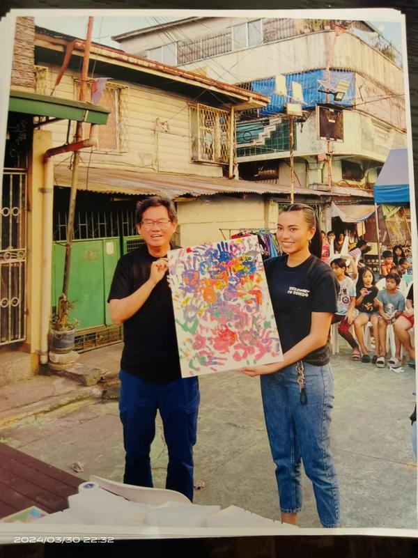 黄敏杰与菲律宾画师和儿童