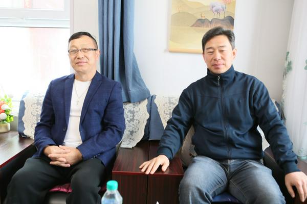 刘伟牧师（右）和闫海山教士