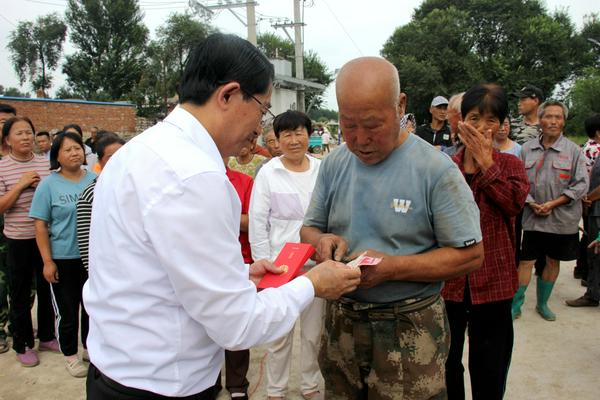 任传宇牧师在救灾现场 1