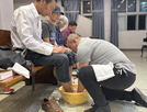这里的牧师为信徒洗脚——受难周团契日中的温情与合一