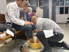 这里的牧师为信徒洗脚——受难周团契日中的温情与合一