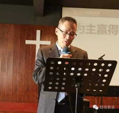 教会负责人丁弟兄为胜安教会在神面前所蒙的恩典，做感恩的见证（图：胜安教会公众号）.jpg