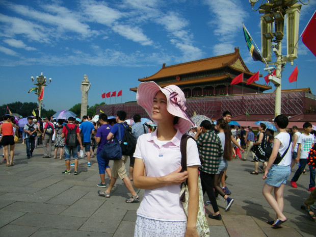 wu倩zaibeijingtiananmenqianliuying.jpg