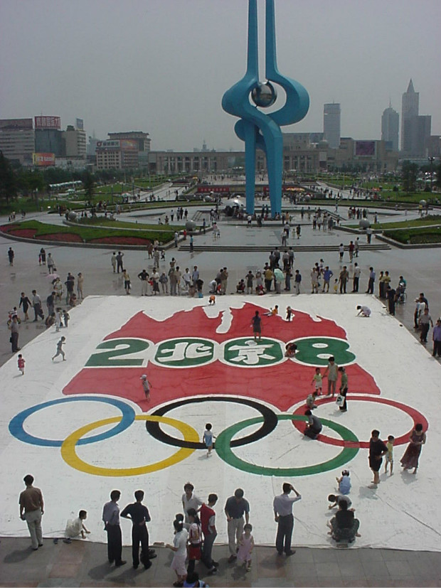 jinanquanchengguangchangwanrenqianming，2001nian20mix30mijufuyouhua《2008beijingaoyunshenghuo》beibeijingaoshenweijieshouzhongguotiyubowuguanshoucang.jpg
