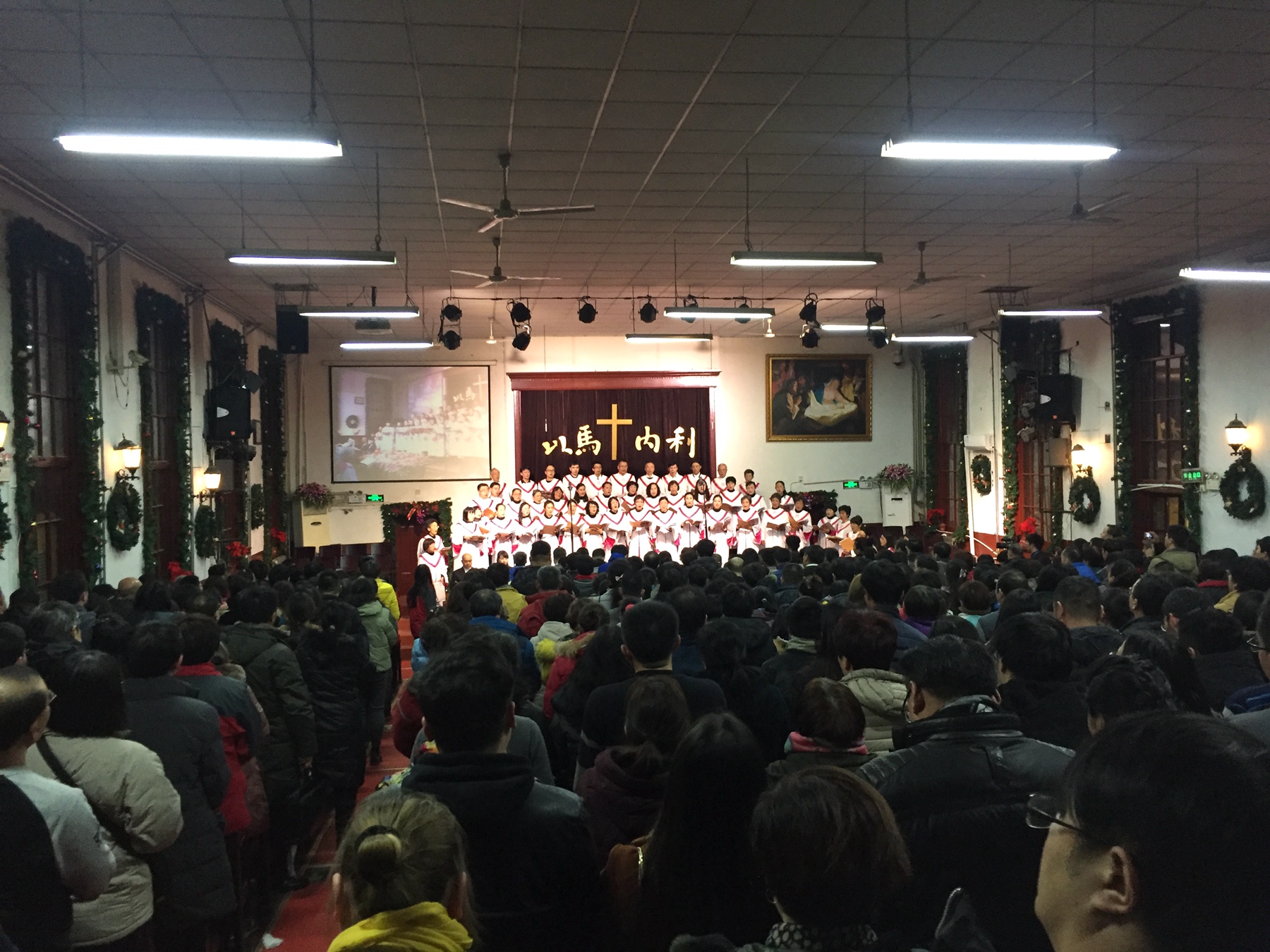 诗班、会众一同侍立唱《祝福》.jpg