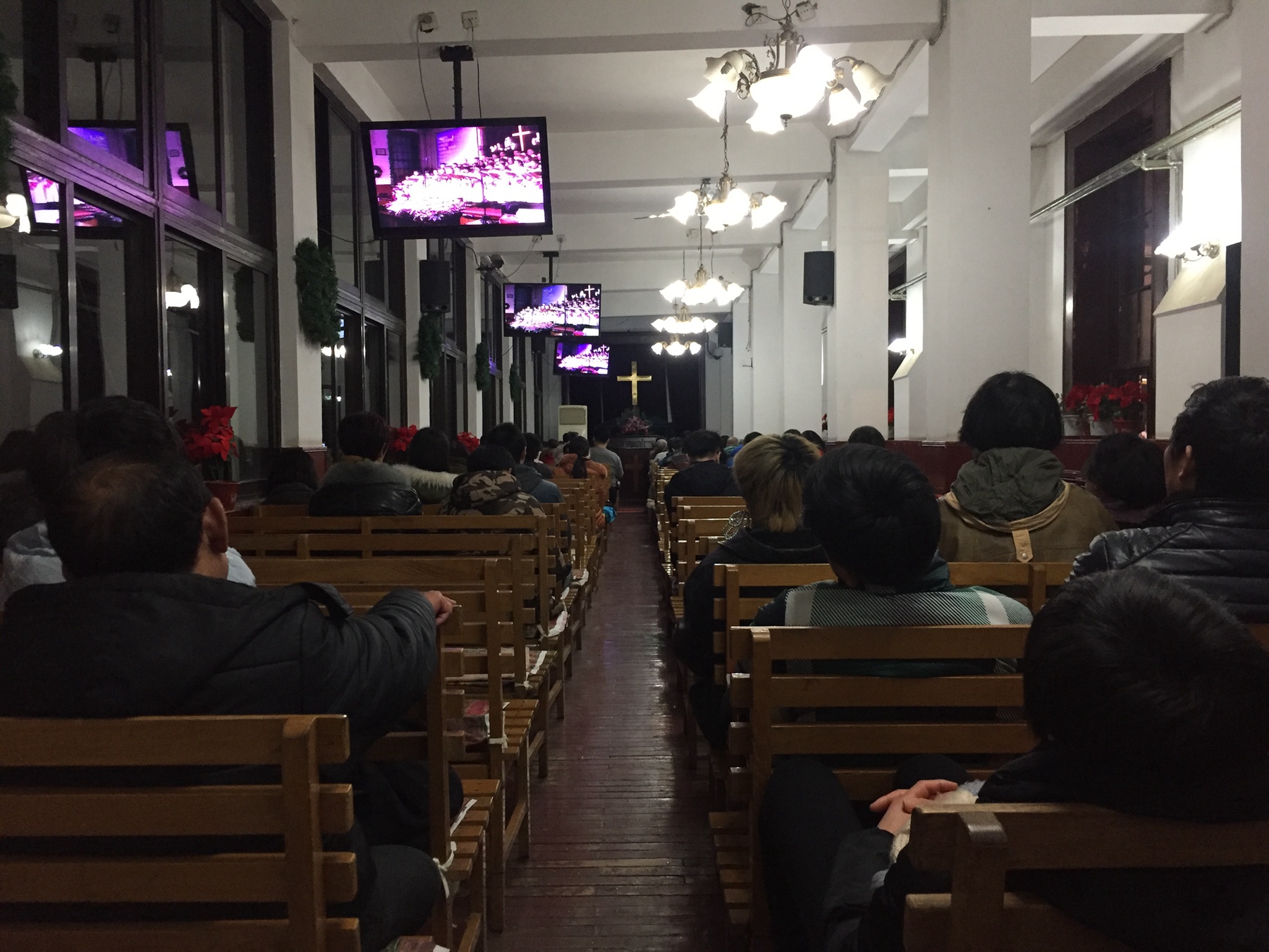 聚会进行到一个小时时，一个副堂只剩约一半的人.jpg