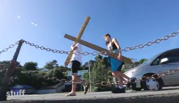 尼尔森当地教会在社区中举行十架苦路活动.png