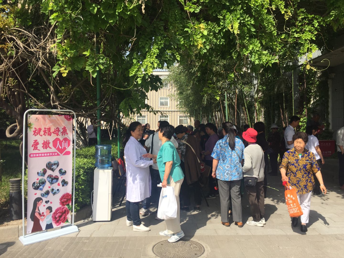医生笑着跟前来义诊的姊妹交流.jpg