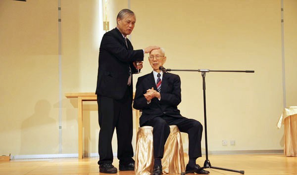田家炳接受洗礼.jpg