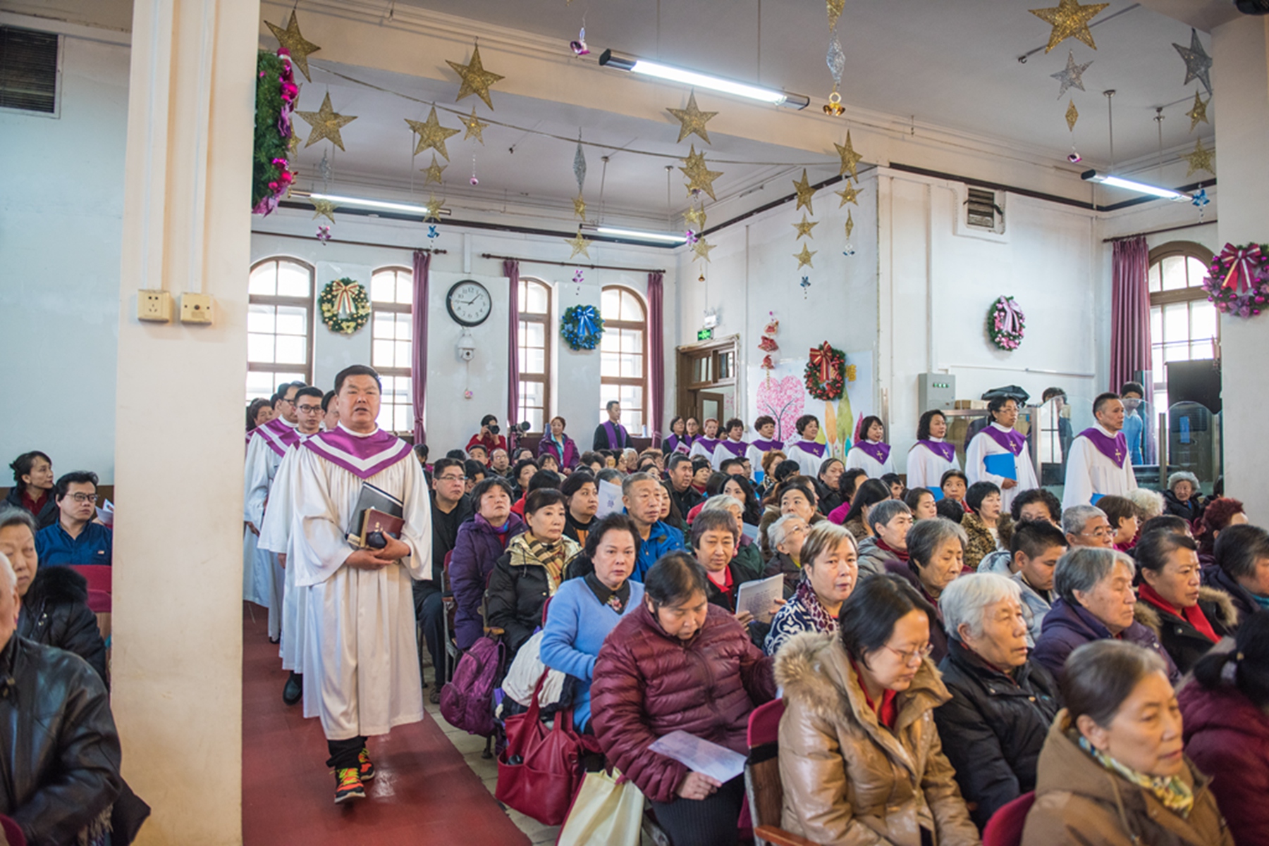 诗班步入礼拜堂.jpg