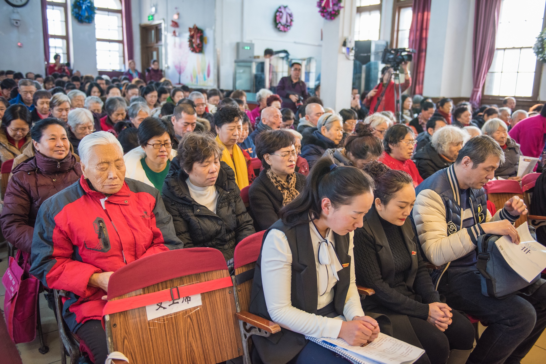 会众一同祈祷.jpg