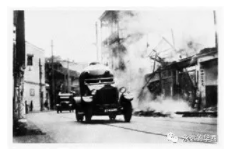 侵入中国城市街道的日军装甲车.png
