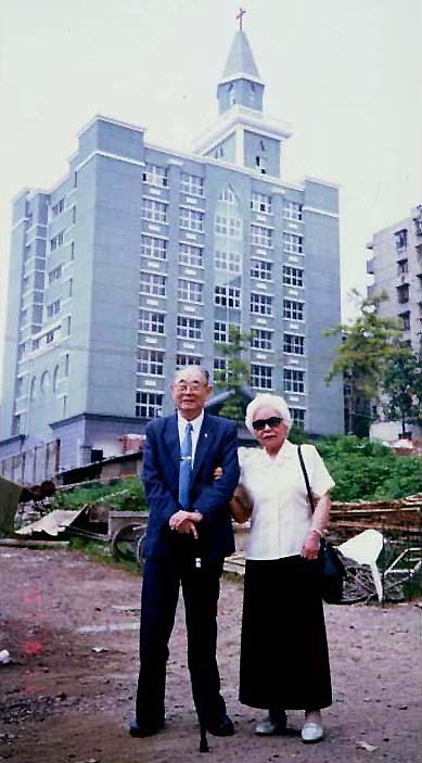 杨毓英牧师和杨程继美师母在华差资助湖北中南  神学院兴建8楼壮观校舍前留影.jpg